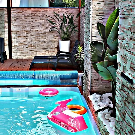 Exotic Kryty Basen ホームステイ