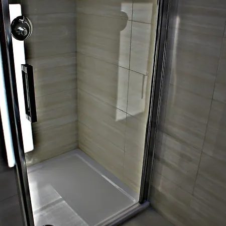 Exotic Kryty Basen ホームステイ *