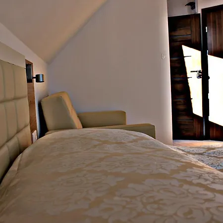 Exotic Kryty Basen ホームステイ